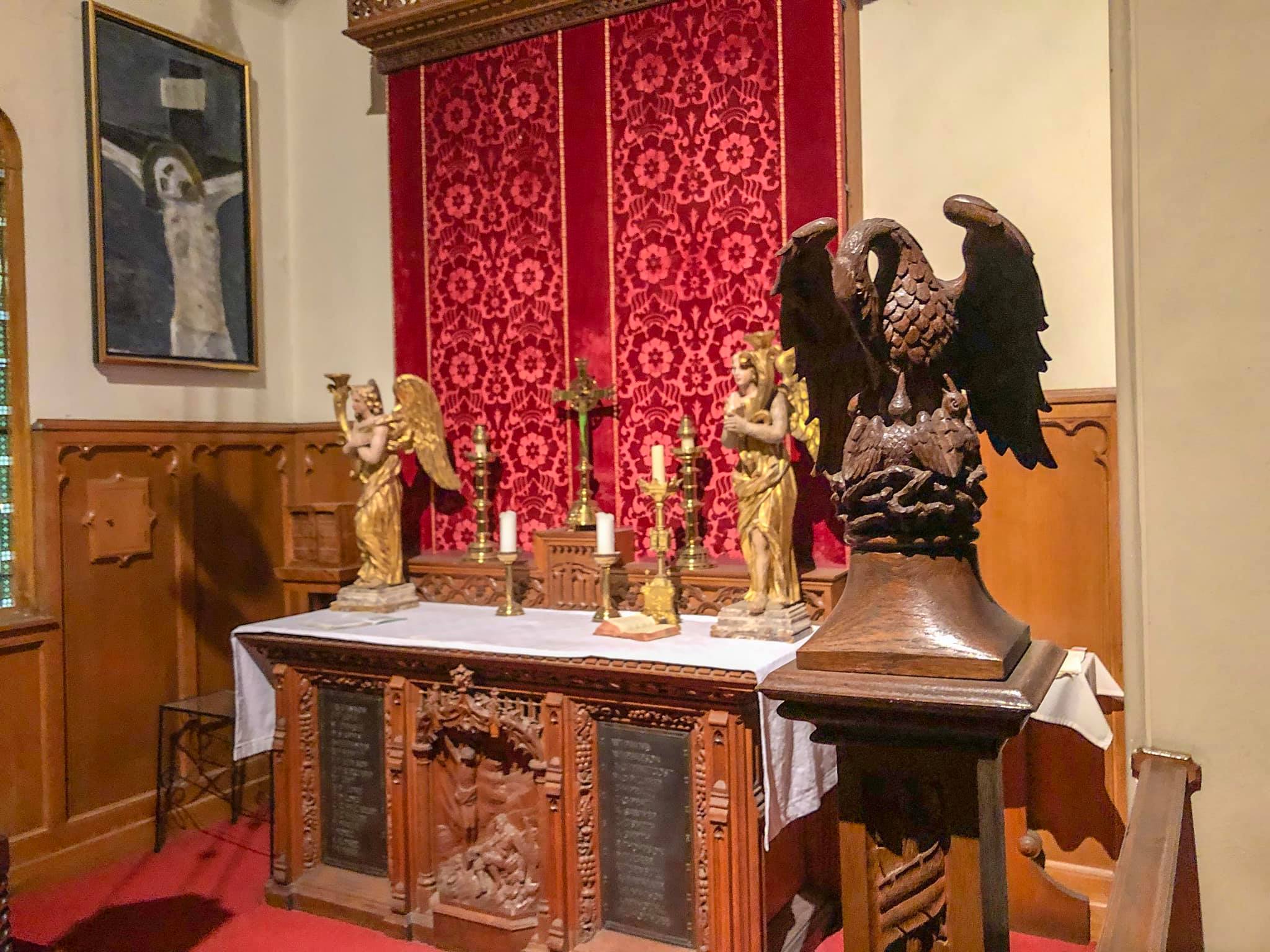 Autel latéral avec aigle-lutrin et anges dorés