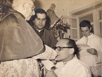 Dom Olinto Ferreira Pinto Filho - embrassant l’anneau épiscopal de Dom Carlos Duarte Costa