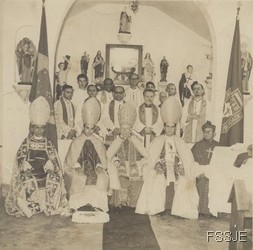 Dom Carlos Duarte Costa - entouré de son clergé, en 1948