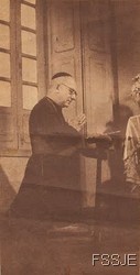 Dom Carlos Duarte Costa, en prière dans sa chapelle