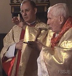 Dom Luis Fernando Castillo Mendez - offrant le saint sacrifice pour le salut du monde