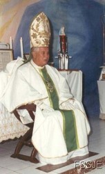 Dom Luis Fernando Castillo Mendez - dans la chapelle de la Fraternité Sacerdotale Saint Jean l’Évangéliste, - à Stoke (Canada), lors de la lecture du décret de nomination de - Dom Charles-Rafaël Payeur