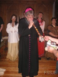 Dom Charles-Rafaël Payeur - fumant la pipe sacrée lors d’une cérémonie amérindienne - à la Cathédrale Saint Jean l’Évangéliste de Sherbrooke (Canada)