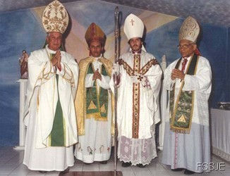 Consécration épiscopale de Dom Charles-Rafaël Payeur. - Dans l’ordre, de gauche à droite : Sa Béatitude Dom Luis Fernando Castillo Mendez, Dom Josivaldo Perreira de Oliveira, Dom Charles-Rafaël Payeur et Dom Olinto Ferreira Pinto Filho