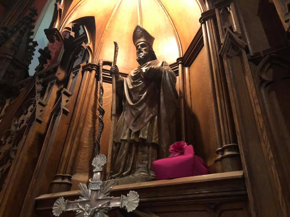 Statue d'évêque dans sa niche